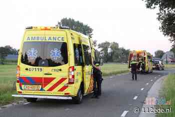 Scooterrijder en passagier raken van de weg en belanden in de sloot