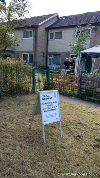 Two arrested after drugs raid in Foxwood