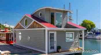 This cute boathouse is currently for sale in Toronto for under $350K | Urbanized - Daily Hive