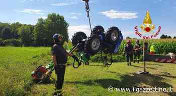 Mentre taglia l'erba il trattore si rovescia in un fossato, anziano intrappolato - Il Gazzettino