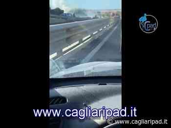 Auto in fiamme in ingresso a Cagliari: SS 131 bloccata - Cagliaripad