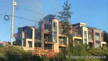 Early morning fire rips through townhouse complex in Richmond Hill