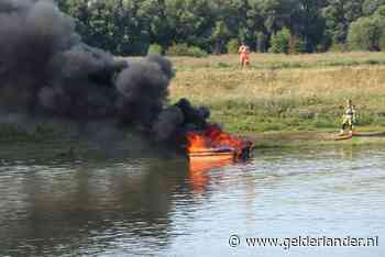 Bootje verwoest door brand in Opheusden