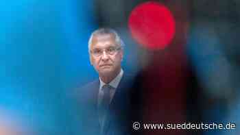 Innenminister dankt Corona-Testern an der Autobahn - Süddeutsche Zeitung