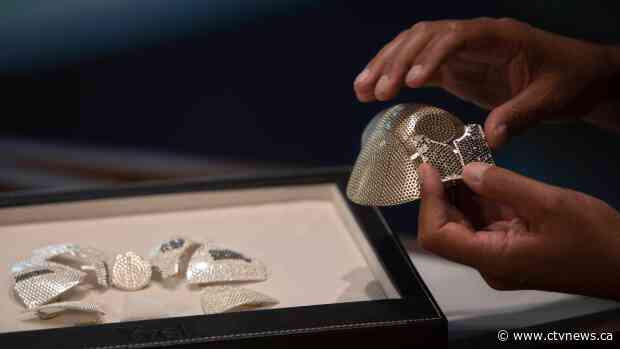 Israeli jeweler makes US$1.5m gold coronavirus mask