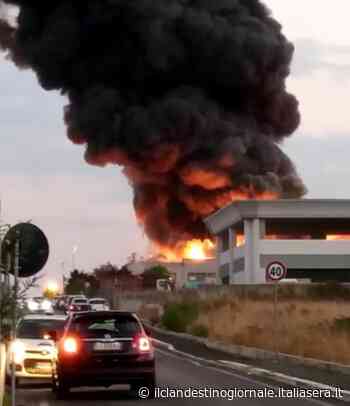 Spaventoso incendio ad Aprilia, la colonna di fumo visibile anche a Nettuno - Il Clandestino Giornale