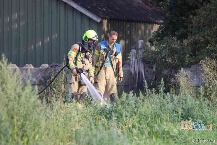 Voorbijganger ziet zwarte rookwolken achter schuur in Lunteren en belt brandweer