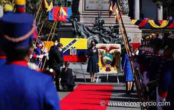 Ofrendas florales en la Plaza Grande para los héroes de la Independencia