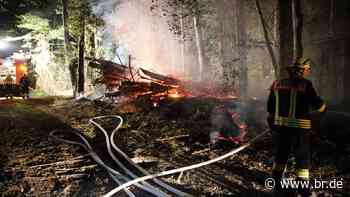 Feuerwehr löscht brennendes Holzlager und verhindert Waldbrand - BR24