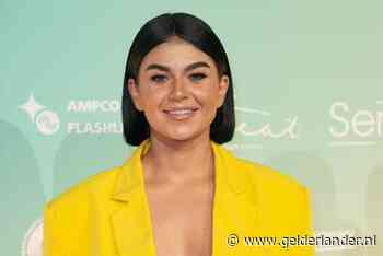 Roxeanne geniet op luchtbed van het weer, Anouk vindt het te warm voor kleding