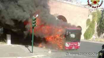 Incendio a San Lorenzo, brucia bus Atac 492: è il secondo mezzo distrutto in poche ore