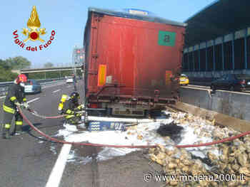 Camion a fuoco nel pomeriggio sulla A14 - Modena 2000