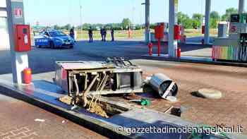 Modena, assalto con auto ariete alle colonnine bancomat del distributore Grandemilia - La Gazzetta di Modena