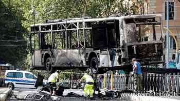 Incendi di San Lorenzo, la giornata degli autobus (de)cadenti: due mezzi Atac distrutti dalle fiamme