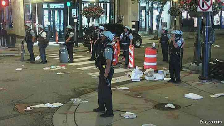 Hundreds ransack downtown Chicago businesses after shooting