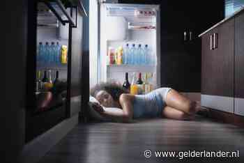 Slaap niet naakt en neem vooral geen koude douche: met deze tips kom je de warme nachten door