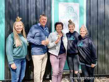 Moe apologizes for 'error in judgement' after posing for picture without wearing mask