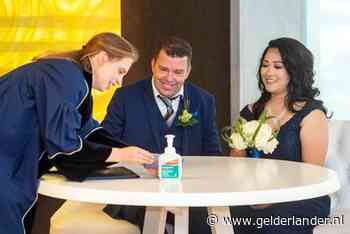 Tinderkoppel trouwt paar maanden na eerste ontmoeting in lockdown: ‘Liefde op het eerste gezicht’