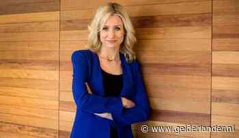 Dionne geniet in bad en Famke Louise’s kleding is half-uit