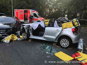 Schwerer Crash in Haan: 61-Jährige aus Mettmann in Auto eingeklemmt - Kreis Mettmann - Supertipp Online