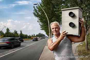 Sjaak is hardrijders voor zijn huis beu en maakt een nep-flitspaal: ‘Ben dat lawaai spuugzat’