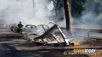 Incendio a Ostia, cassonetto in fiamme: danneggiate auto in sosta. Nube nera tra i palazzi