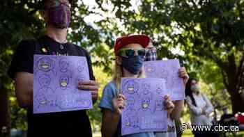 Teachers, parent groups protest at Queen's Park for smaller elementary class sizes