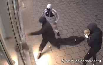 Gezocht: inbrekers die met behulp van twee grote keien 1100 sigarettenpakjes jatten in Lent