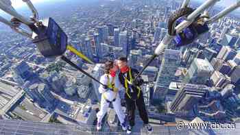Toronto couple celebrates scaled-back wedding with CN Tower Edgewalk - CBC.ca
