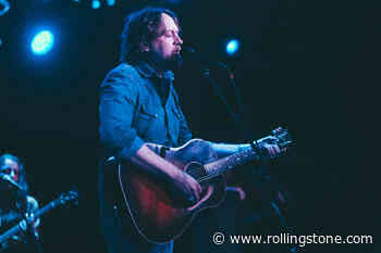 Hayes Carll Previews New Acoustic Album With Reimagined ‘Down the Road Tonight’