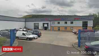 Coronavirus: Buy It Direct workers in Huddersfield test positive - BBC News