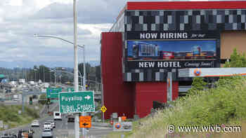 US jobless claims fall below 1 million but remain high