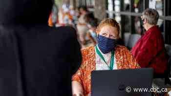 Number of new U.S. jobless claims dips below 1M for 1st time during pandemic