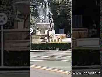Modena, immigrato si fa il bagno nudo nella fontana del Graziosi - La Pressa