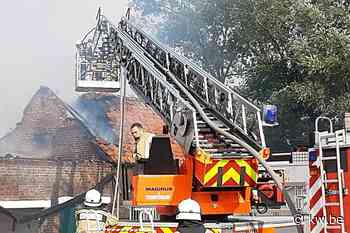 Uitslaande brand veroorzaakt grote schade aan bijgebouw landbouwbedrijf