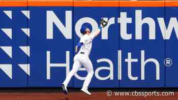 Mets' Jeff McNeil carted off field after colliding with wall on run-saving catch