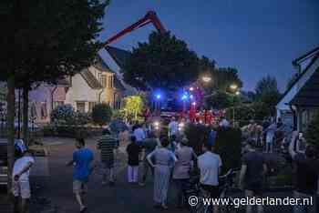 Onweersbuien: bliksem veroorzaakt brand in Doesburg en Vortum, boom op huis en op snelweg A12, kelders vol water
