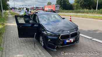 Auto botst tegen verkeerslicht op Westerring in Genk