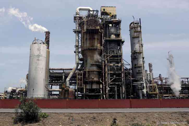 Venezuela opposition lawmakers open probe of oil spill on Caribbean coast