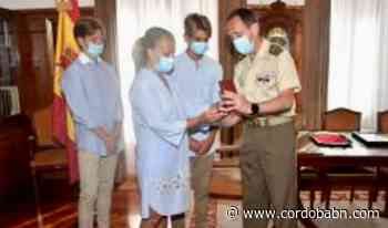 La familia del teniente coronel Gayoso, fallecido por Covid-19, recibe la Cruz del Mérito Militar en su honor - Córdoba Buenas Noticias