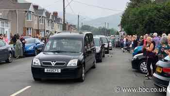 Funeral held of BBC Radio Wales presenter Chris Needs - BBC News