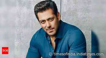 Watch: Salman croons 'Saare Jahan Se Achcha'