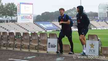 England v Pakistan: Weather delays day three of second Test