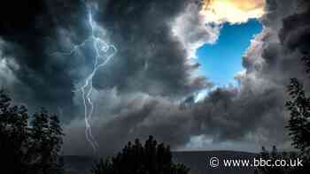 Rhybudd am stormydd ar gyfer Cymru dros y penwythnos