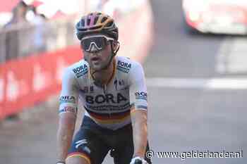 Bizar: auto rijdt Schachmann omver in finale Ronde van Lombardije