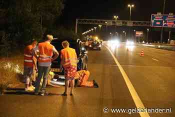 Fiets valt op A50, zeker tien passerende auto’s beschadigd