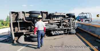 Vuelca camión cargado con semillas en Cuautla - Diario de Morelos