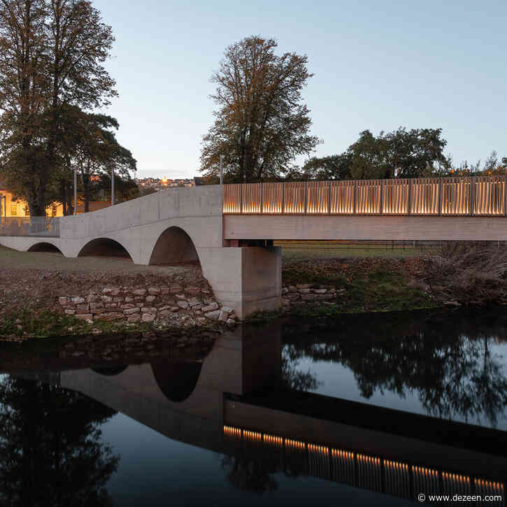 O'Donnell + Tuomey creates timber and concrete pedestrian bridge at University College Cork