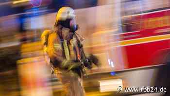Feuerwehr löscht Dachstuhl in Berlin-Rudow - rbb|24