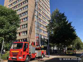 Einsatz mit Drehleiter: Feuerwehr in Frankfurt (Oder) öffnet Tür im Hochhaus durchs Fenster - Märkische Onlinezeitung